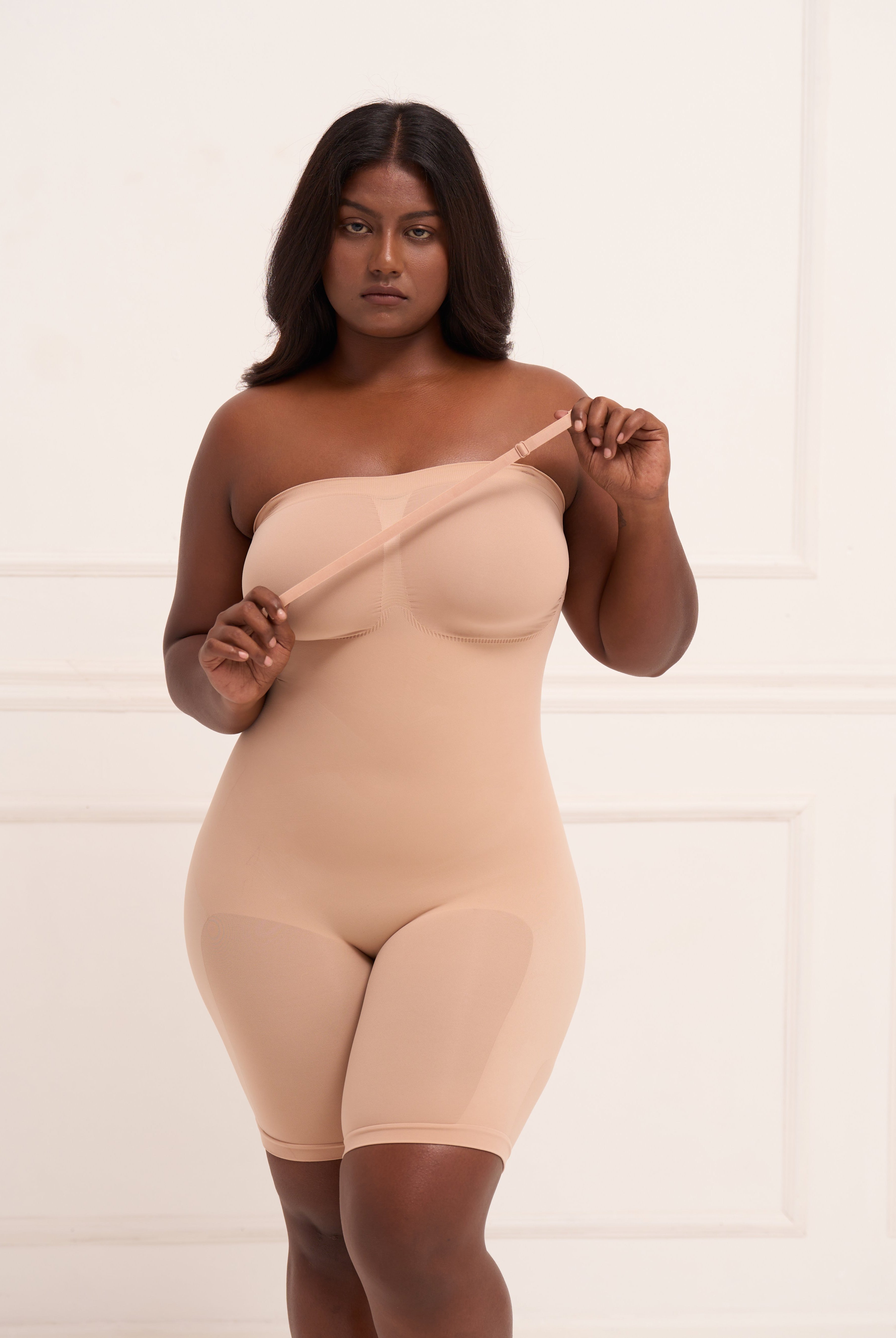 Anti-slip grip and steel rib support in UNDERNEAT strapless shapewear to prevent rolling
